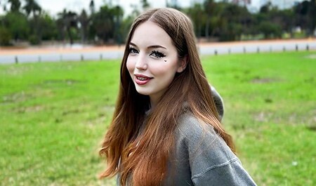 Zhenechka Kotova 与一个富家子弟发生性关系，为自己赢得了公寓的一席之地