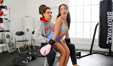 而且，即使你在拳击比赛中失败了，你仍然必须与你的教练发生性关系——无论你怎么看……