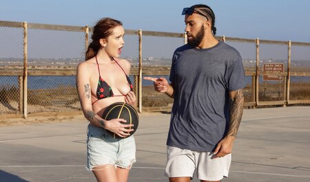 Познакомилась с парнем за игрой в баскетбол и привезла его домой для секса