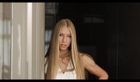 一位朋友和他的妻子招待一位年轻人