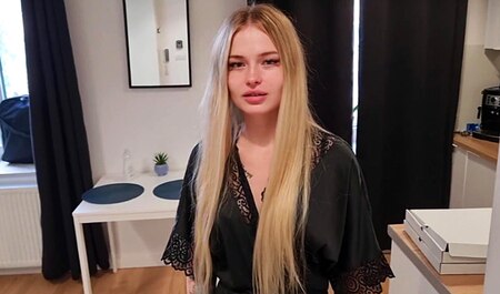 Русская девушка заказала пиццу и рассчиталась за нее натурой