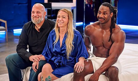 Жена немолодого мужичка дебютирует как хотвайф для соседа