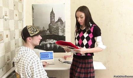 男人像操最后一个妓女一样操他女朋友