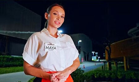 Новая официантка по ошибке рассчиталась с заказчиком своим телом...