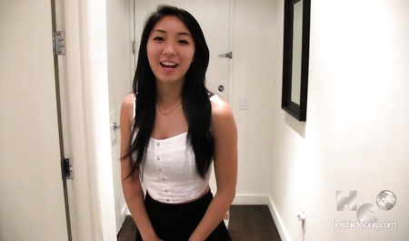 中国女人在镜头前吮吸鸡巴