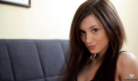 红发店员在老板的接待区自慰剃毛阴部