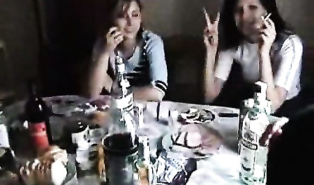 应生日女孩的要求在宿舍里进行群交