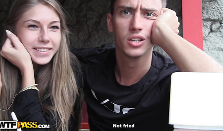 周日早上一对已婚夫妇的激烈自制性爱