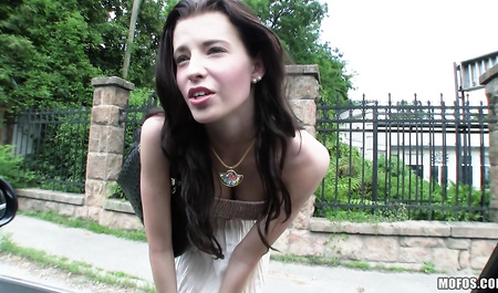 我载了一个女孩，在城外狠狠地操了她