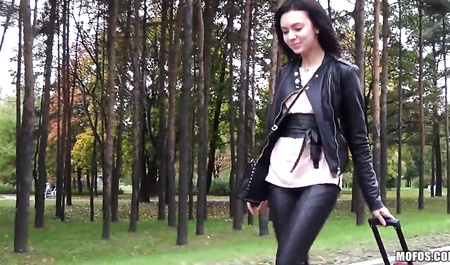 俄罗斯小伙载了一位黑发美女，并在一辆外国车里操了她