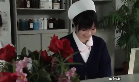 在工作时与一名熟睡的亚洲人发生性关系