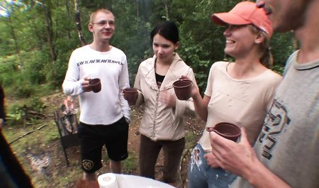 萨马拉大学的学生在伏尔加河外野餐时操遍所有洞