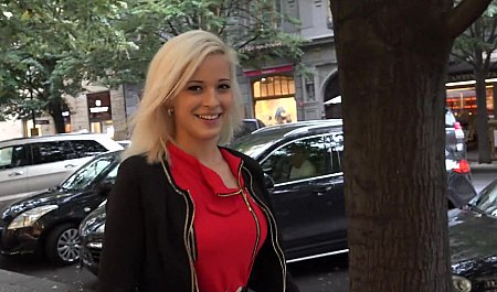 捷克搭讪艺术家在车里勾引金发美女口交